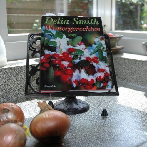 Öntöttvas szakácskönyvtartó