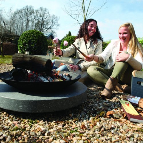 Öntöttvas tűzrakó tál kör alakú gránit lapon, 59 cm átmérőjű