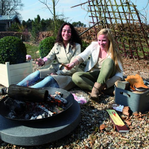 Öntöttvas tűzrakó tál kör alakú gránit lapon, 59 cm átmérőjű