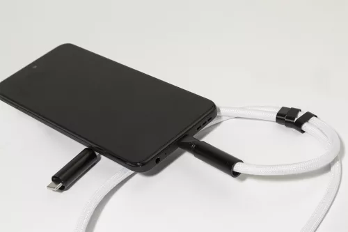 HolCharge 60 W-os RPET mobiltartós nyakpánt kábellel