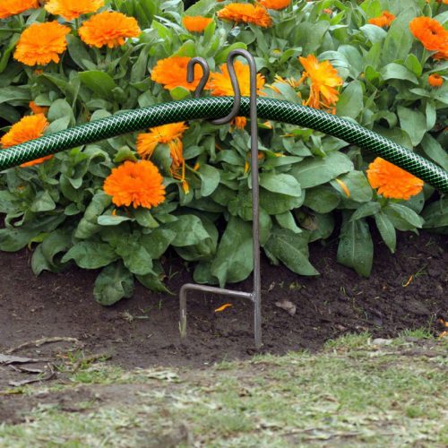 Leszúrható fém tömlőtartó, slag tartó, 35 cm